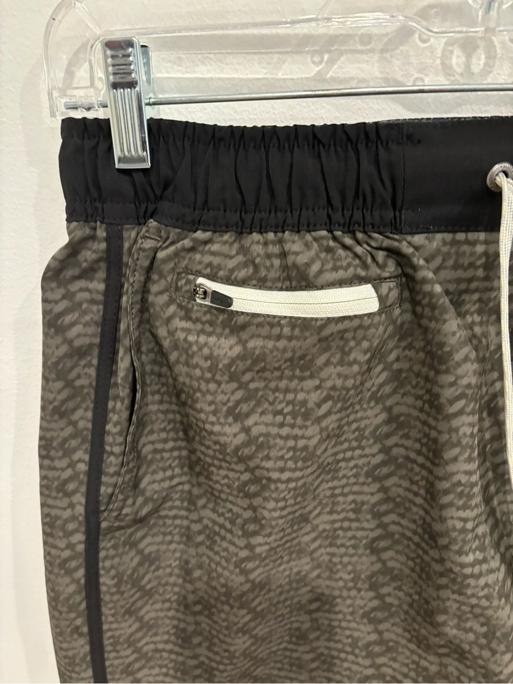 Vuori Mens Banks 5” Shorts Black Olive Scribble Print Pockets Drawstring Waist M
